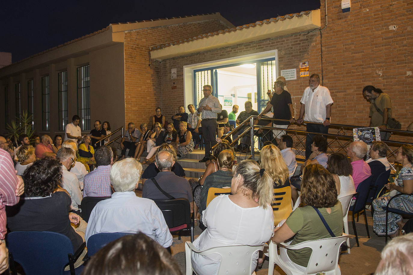 «SOS Mar Menor». Con ese mensaje, la Federación de Asociaciones de Vecinos y una docena de colectivos sociales han convocado una manifestación por las calles de Cartagena, para exigir «de una vez por todas la regeneración de la laguna salada».