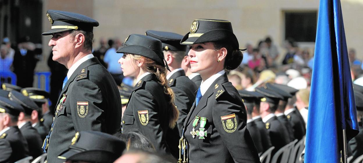 Agentes de la Policía Nacional asistentes al acto celebrado ayer en la plaza del Cardenal Belluga. 