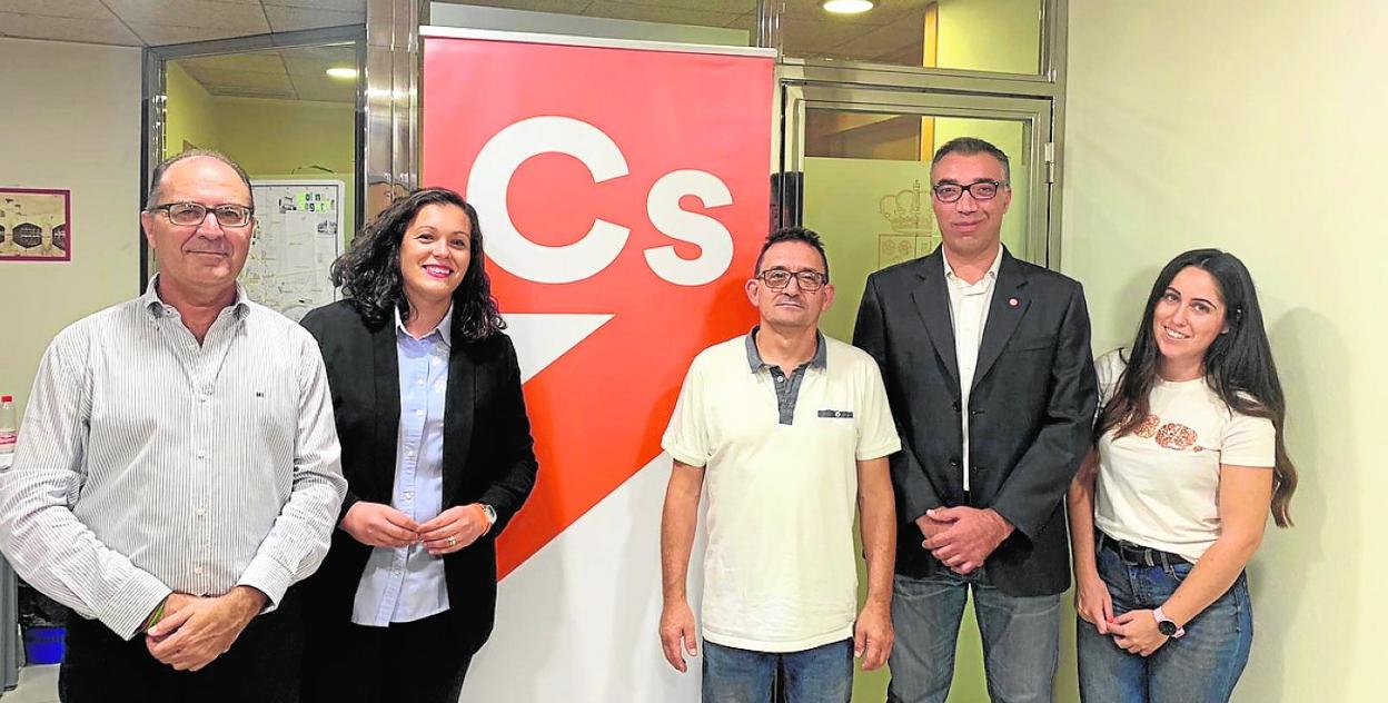 El nuevo coordinador de Cs, Tomás Fernández (2d), con los miembros de sus juntas. 