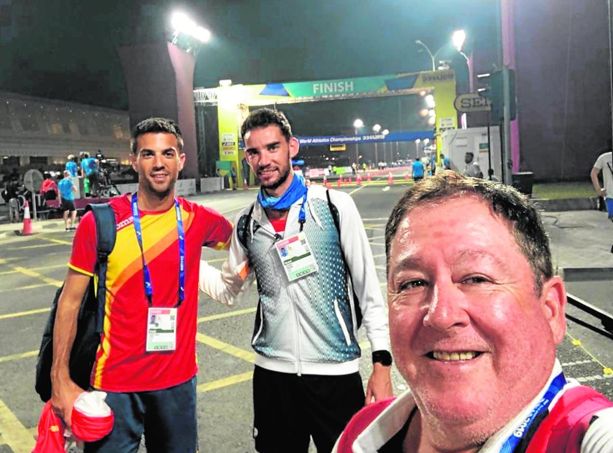 Miguel Ángel López, Álvaro Martín y José Antonio Carrillo, en la zona del circuito de marcha de Doha. 