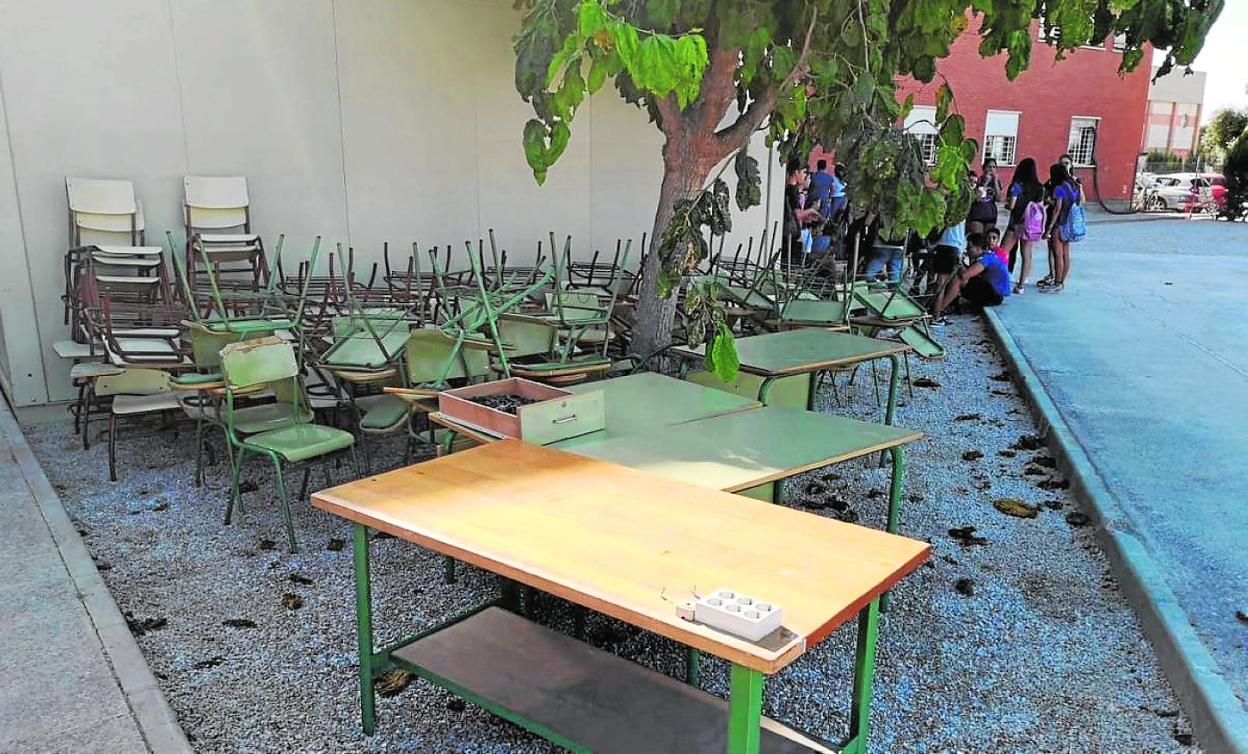 Mesas y sillas en el exterior del instituto Antonio Menárguez Costa, de Los Alcázares. 