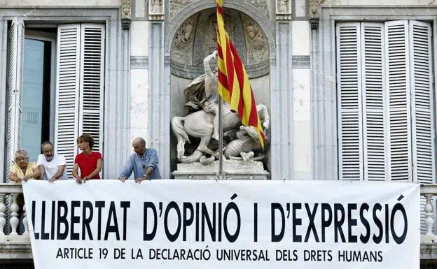 Pancarta colgada en el Palau de la Generalitat. 