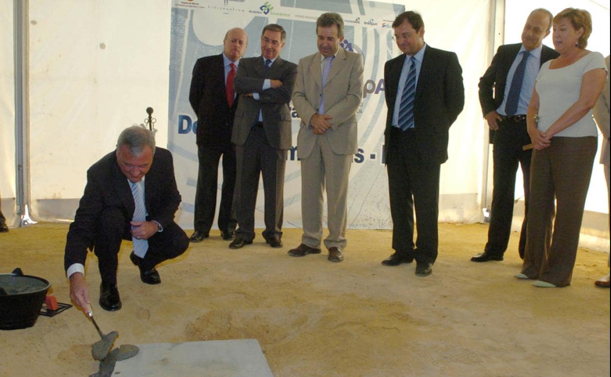Ramón Luis Valcárcel, en 2006, poniendo la primera piedra de la desaladora de Escombreras, junto a los entonces consejeros José Pablo Ruiz Abellán y Antonio Cerdá (arriba, en el centro), quien era gerente del Ente Público del Agua (EPA), Amalio Garrido y la entonces alcaldesa Pilar Barreiro. 