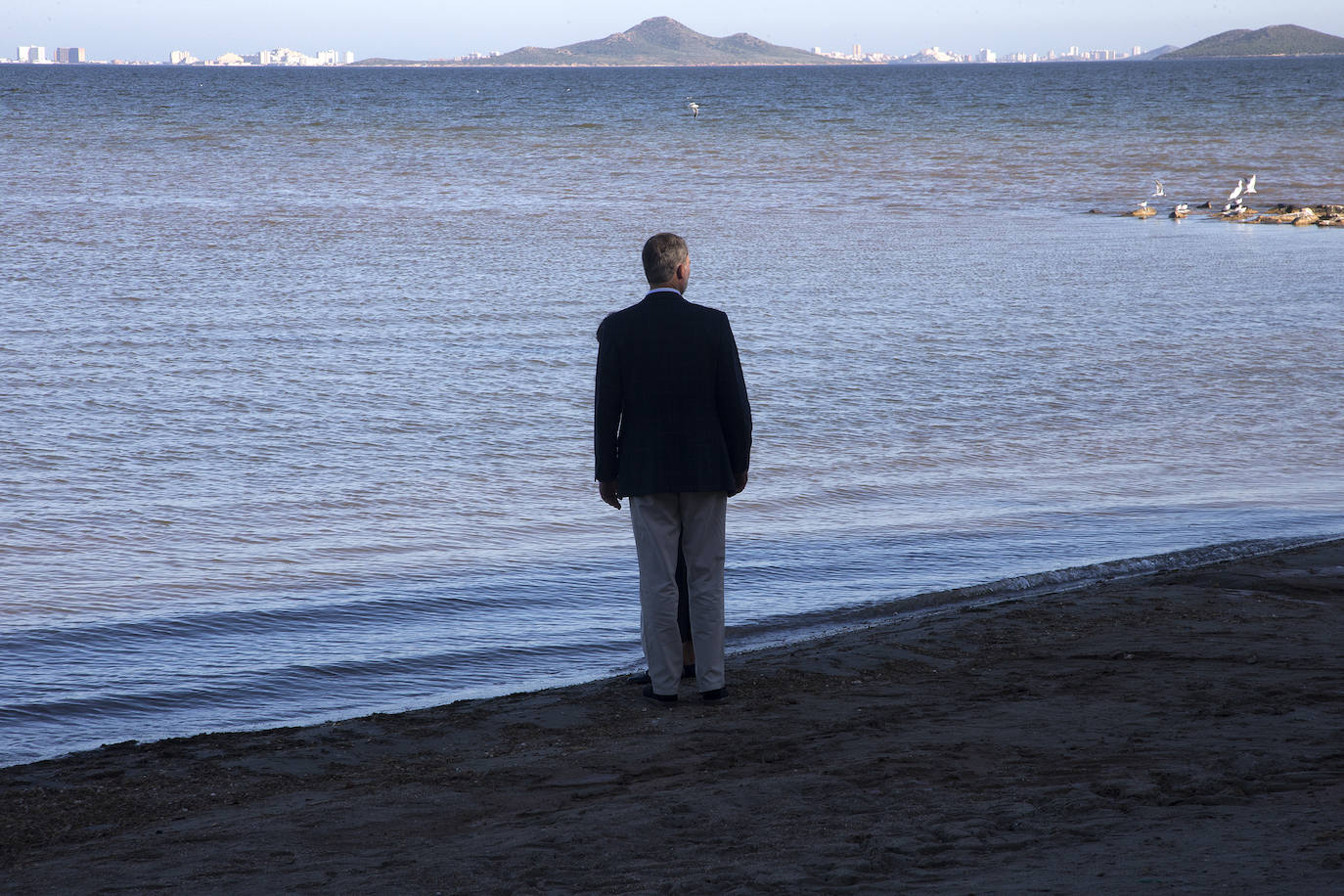 Don Felipe y Doña Letizia saludan a un grupo de vecinos de Los Alcázares a su llegada al municipio, acompañados por el alcalde, Mario Cervera.