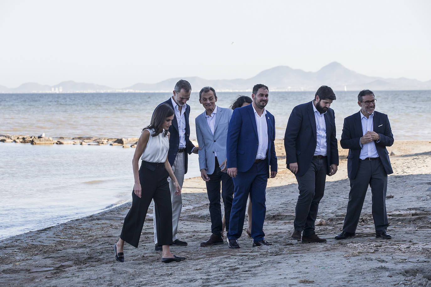 Don Felipe y Doña Letizia saludan a un grupo de vecinos de Los Alcázares a su llegada al municipio, acompañados por el alcalde, Mario Cervera.