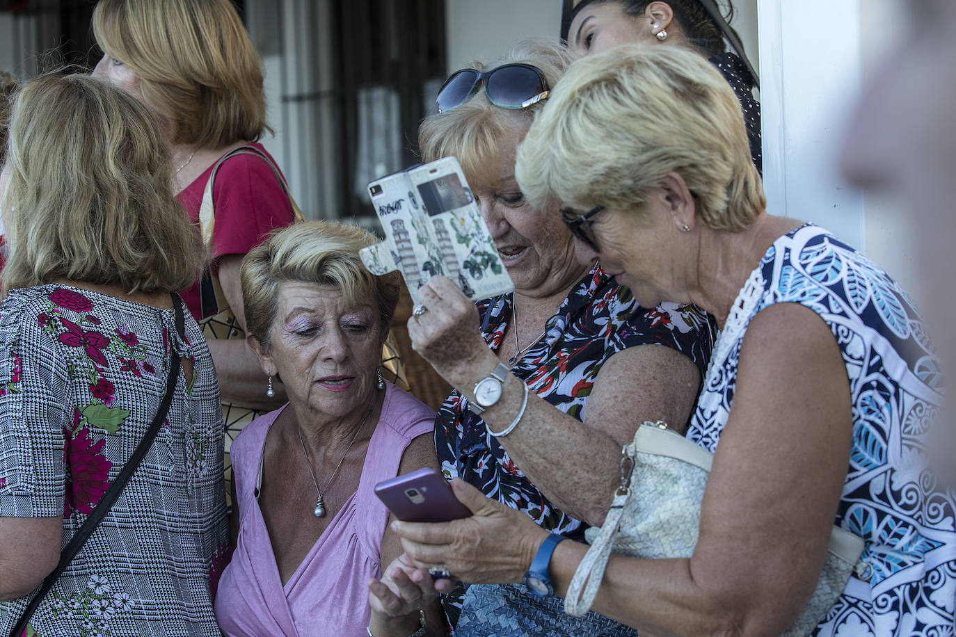 Don Felipe y Doña Letizia saludan a un grupo de vecinos de Los Alcázares a su llegada al municipio, acompañados por el alcalde, Mario Cervera.