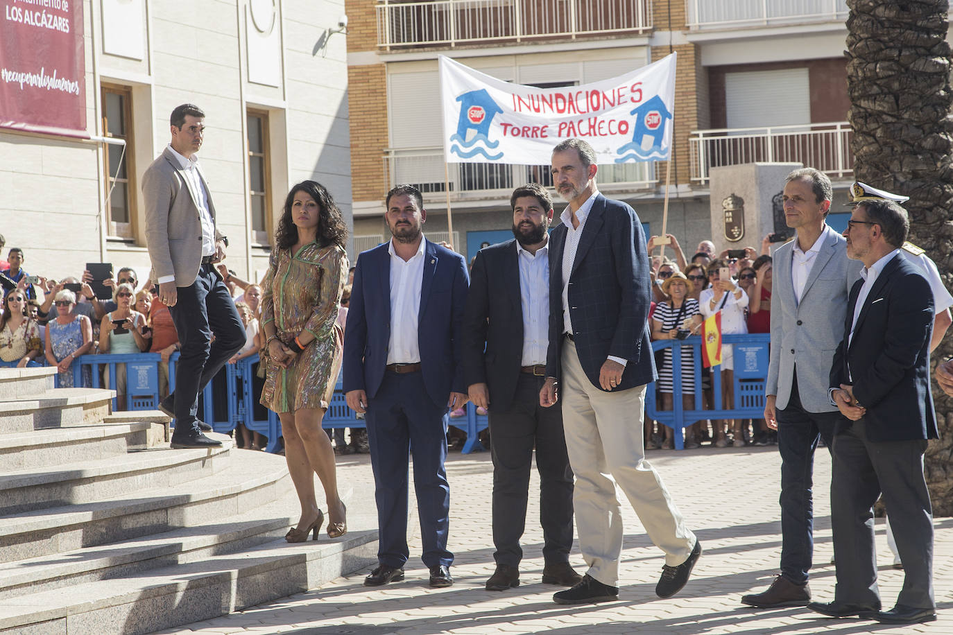 Don Felipe y Doña Letizia saludan a un grupo de vecinos de Los Alcázares a su llegada al municipio, acompañados por el alcalde, Mario Cervera.
