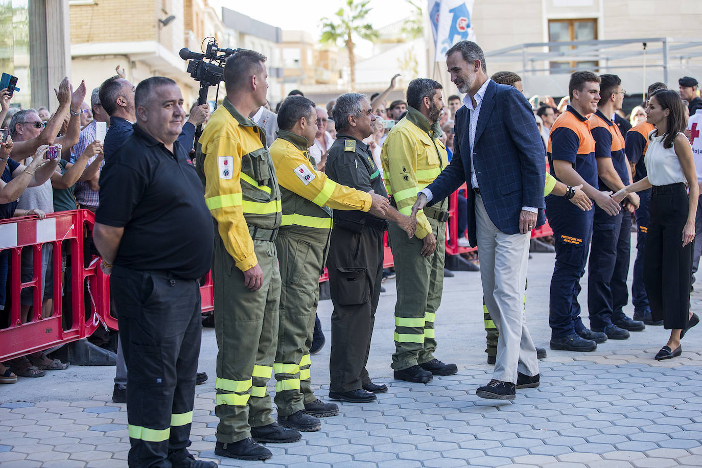 Don Felipe y Doña Letizia saludan a un grupo de vecinos de Los Alcázares a su llegada al municipio, acompañados por el alcalde, Mario Cervera.