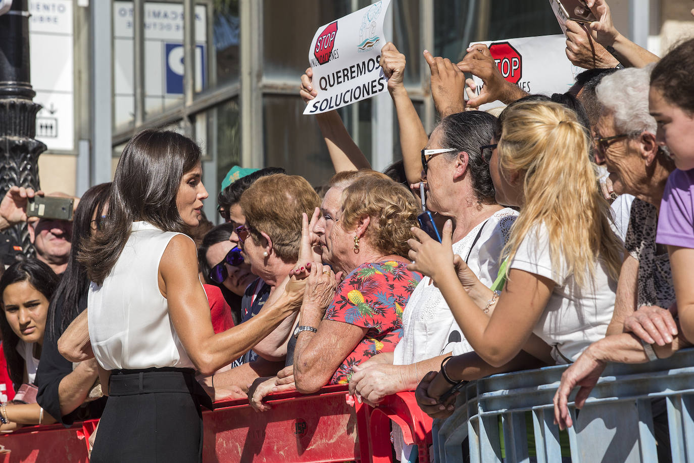 Don Felipe y Doña Letizia saludan a un grupo de vecinos de Los Alcázares a su llegada al municipio, acompañados por el alcalde, Mario Cervera.