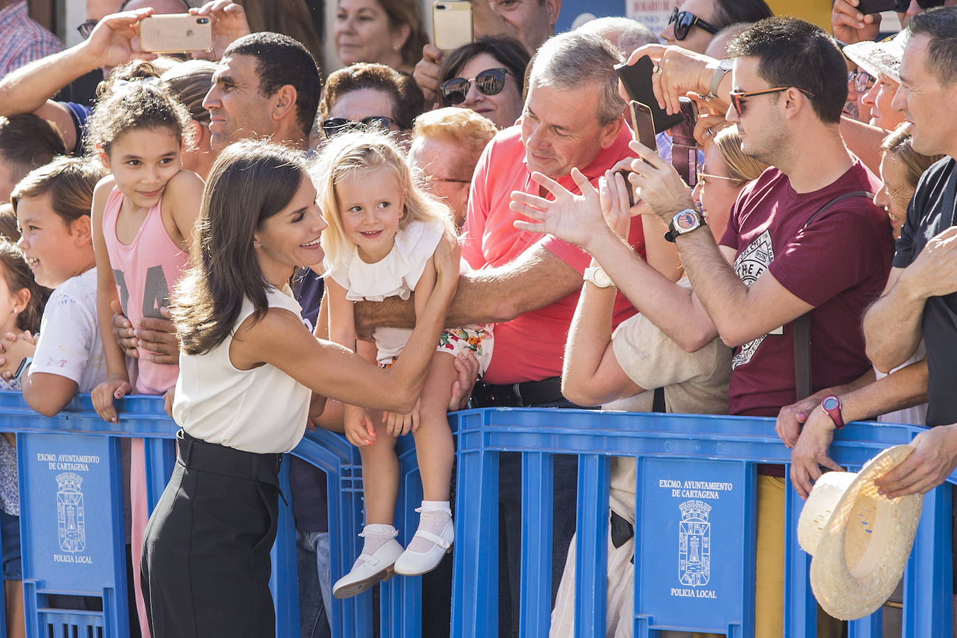 Don Felipe y Doña Letizia saludan a un grupo de vecinos de Los Alcázares a su llegada al municipio, acompañados por el alcalde, Mario Cervera.