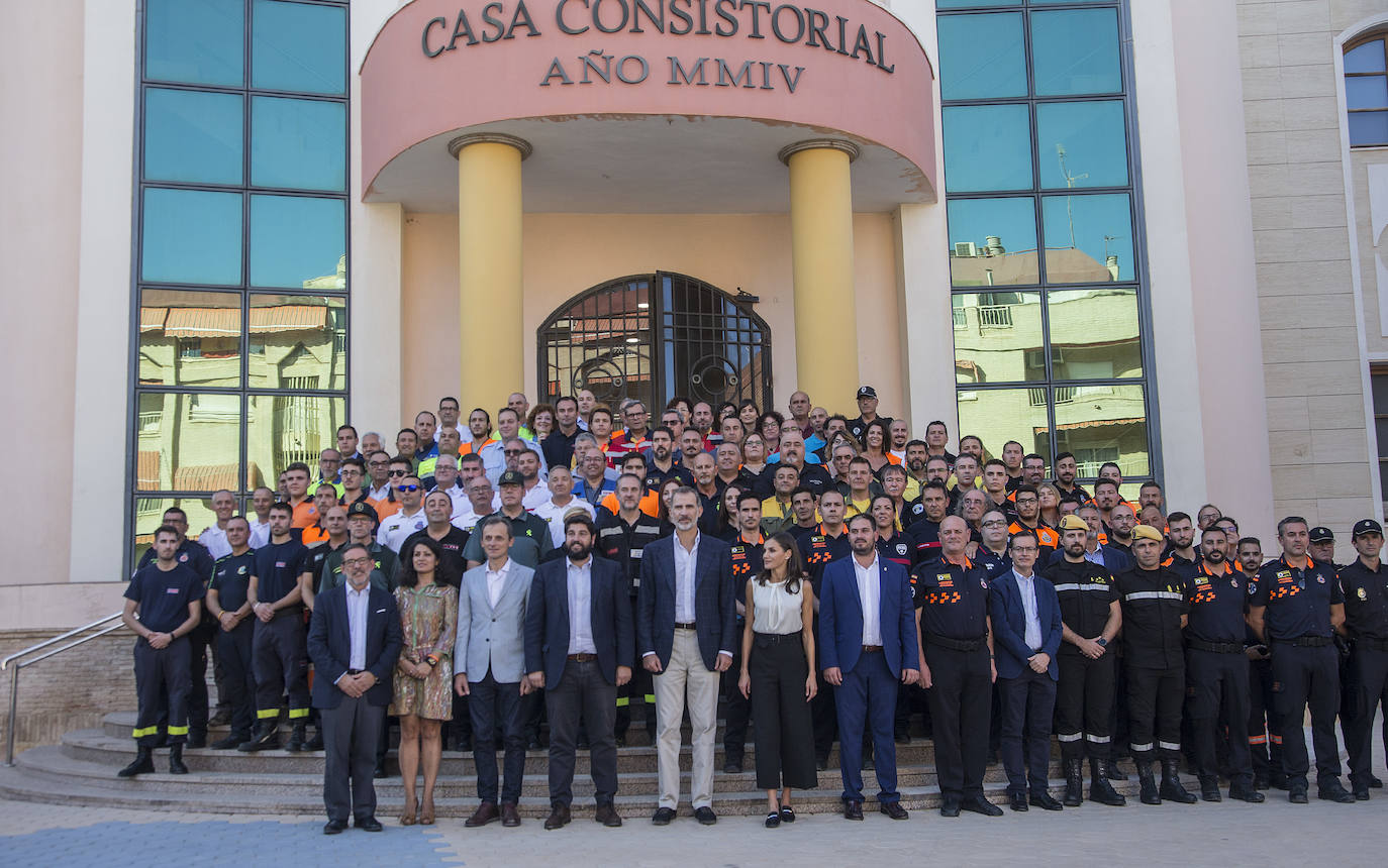 Don Felipe y Doña Letizia saludan a un grupo de vecinos de Los Alcázares a su llegada al municipio, acompañados por el alcalde, Mario Cervera.