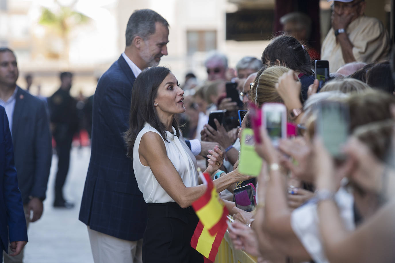 Don Felipe y Doña Letizia saludan a un grupo de vecinos de Los Alcázares a su llegada al municipio, acompañados por el alcalde, Mario Cervera.