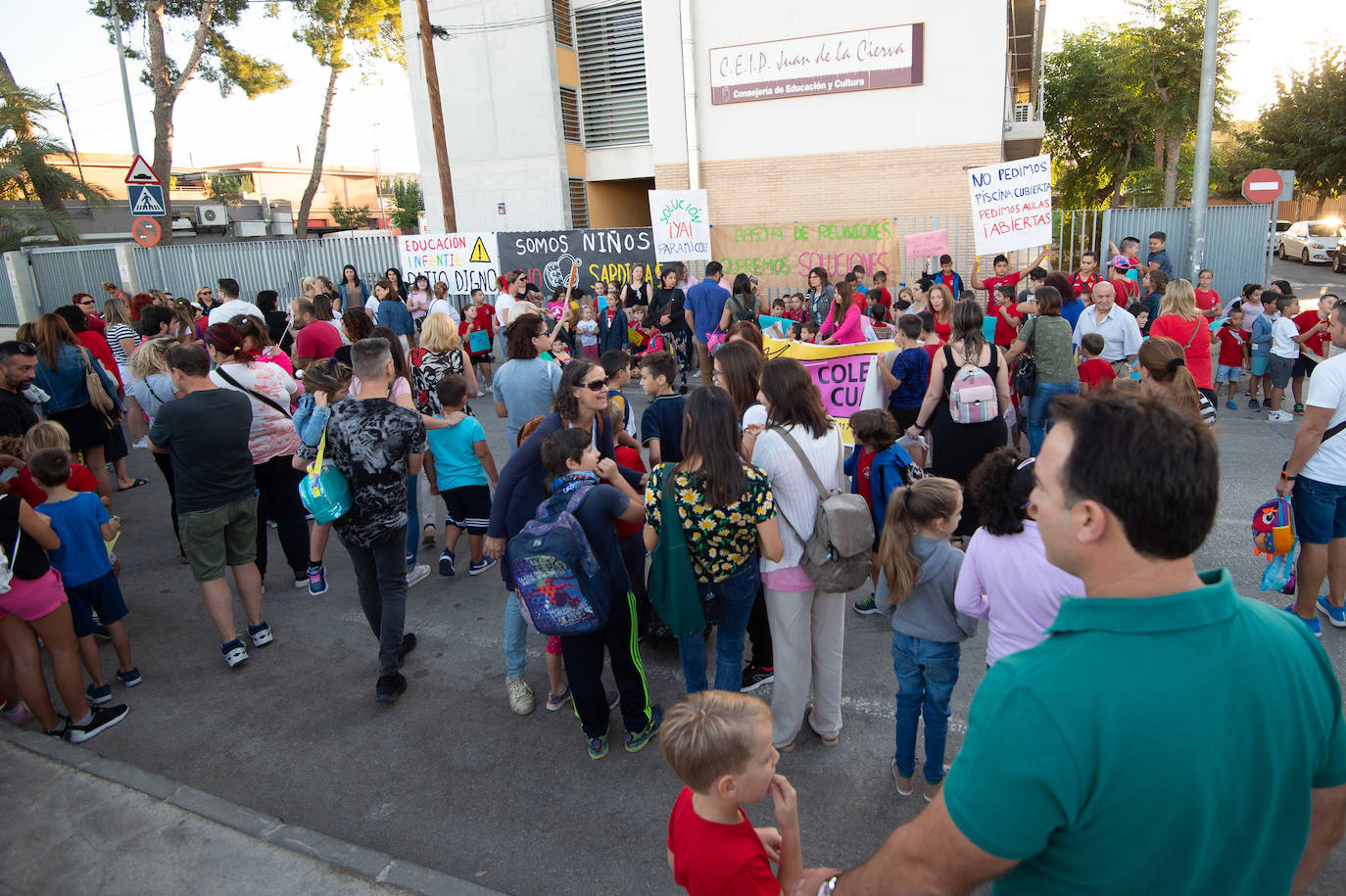 Los padres de los alumnos del colegio Juan de la Cierva se movilizaron para denunciar la masificación que padecen sus alumnos por la falta de aulas.
