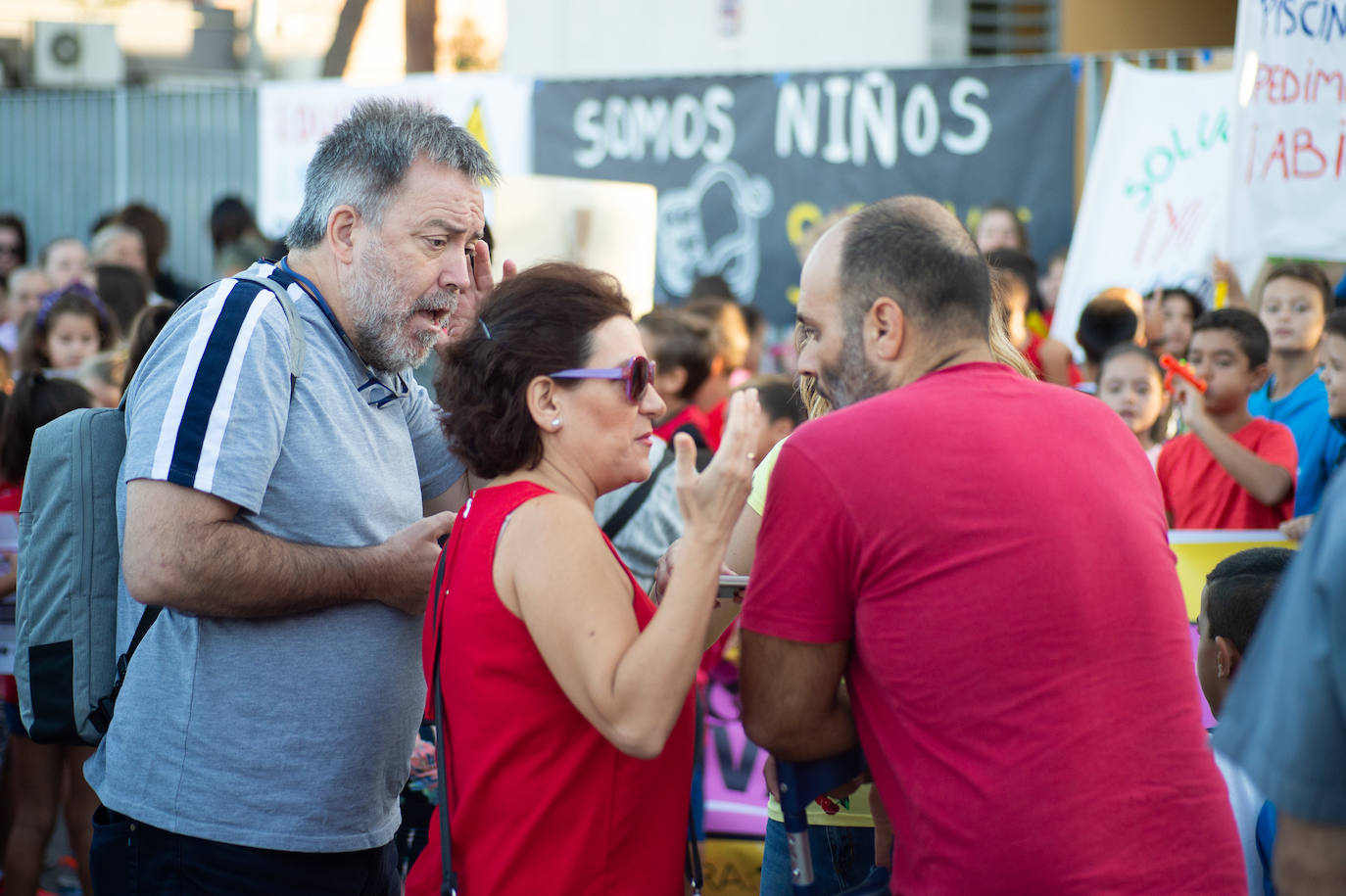 Los padres de los alumnos del colegio Juan de la Cierva se movilizaron para denunciar la masificación que padecen sus alumnos por la falta de aulas.