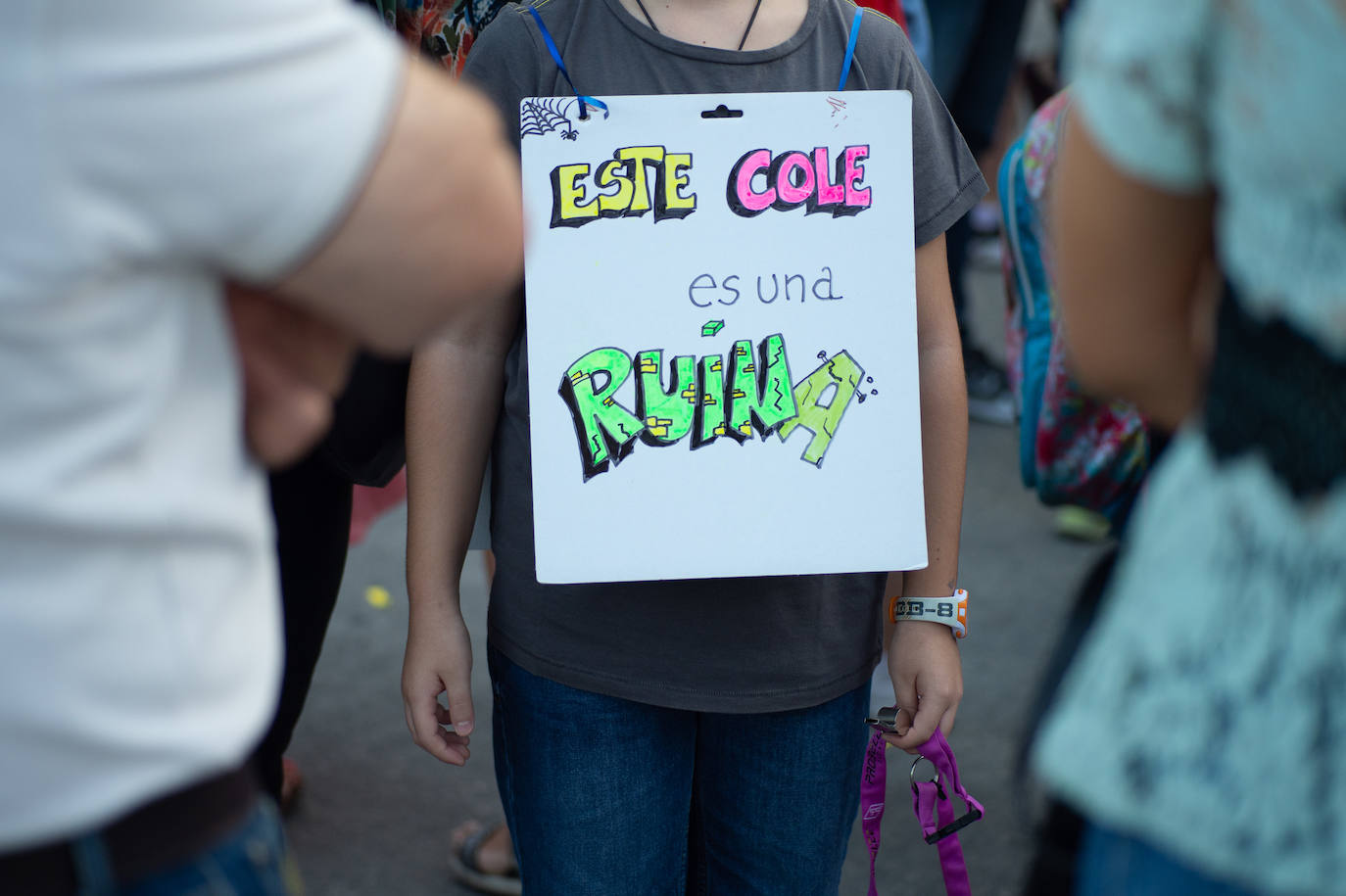 Los padres de los alumnos del colegio Juan de la Cierva se movilizaron para denunciar la masificación que padecen sus alumnos por la falta de aulas.