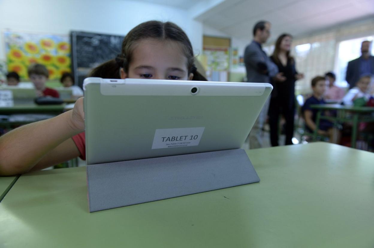 Una alumna del colegio público San Pablo de Murcia, ayer, con su tableta en clase. 