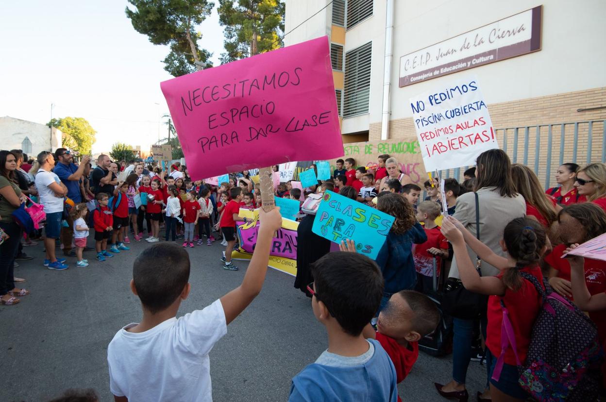 Padres y alumnos, ayer, mientras protestaban en la puerta del colegio de Casillas. 