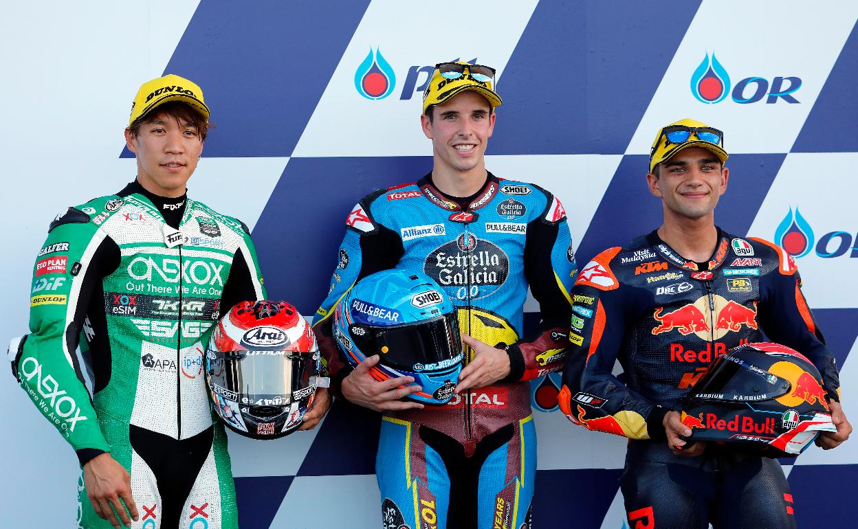 Alex Marquez (centro) posa con Tetsuta Nagashima (izquierda) y Jorge Martin (derecha) en el podio de Moto en Buriram