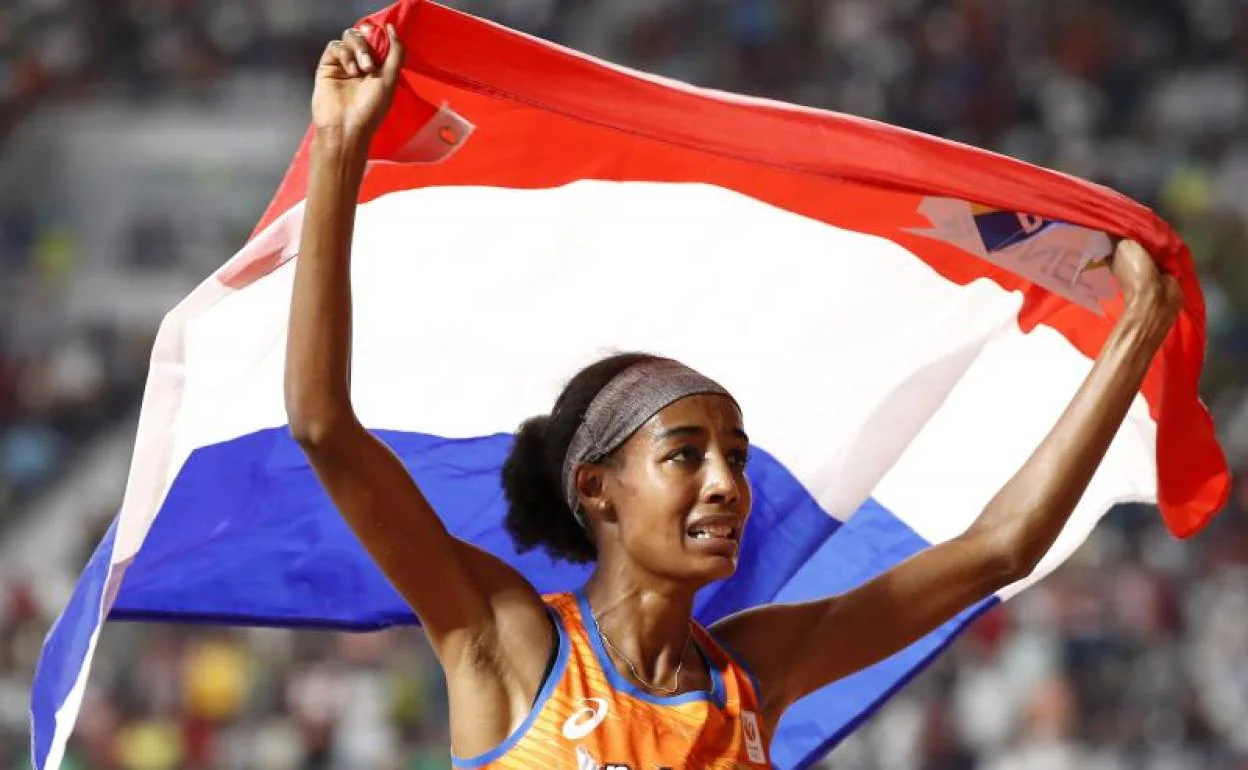 Sifan Hassan celebra su título con la bandera de Holanda. 