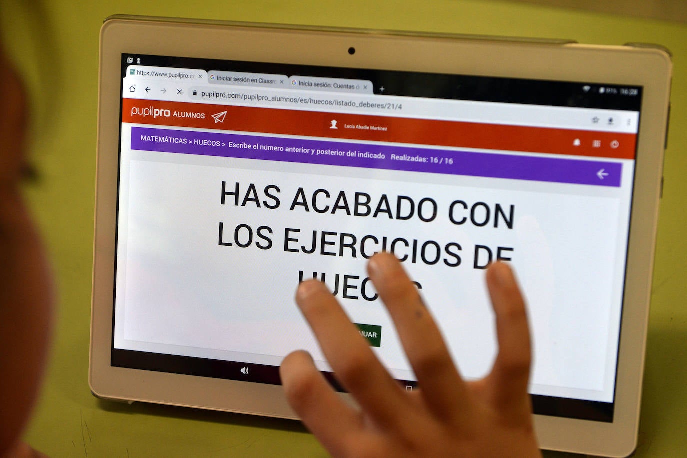 Nativos digitales, más de 32.000 estudiantes murcianos seguirán este curso sus clases y enseñanza con el programa educativo que reemplaza, en un porcentaje variable, los libros de texto y apuntes en papel por material didáctico que manejan los chicos desde su tableta y ordenador.