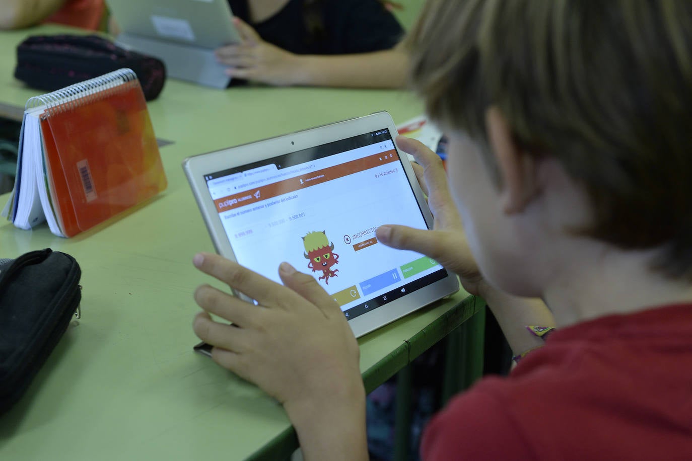 Nativos digitales, más de 32.000 estudiantes murcianos seguirán este curso sus clases y enseñanza con el programa educativo que reemplaza, en un porcentaje variable, los libros de texto y apuntes en papel por material didáctico que manejan los chicos desde su tableta y ordenador.