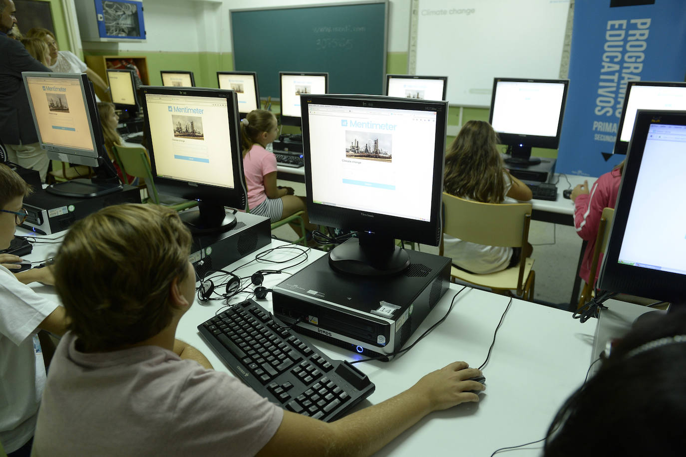 Nativos digitales, más de 32.000 estudiantes murcianos seguirán este curso sus clases y enseñanza con el programa educativo que reemplaza, en un porcentaje variable, los libros de texto y apuntes en papel por material didáctico que manejan los chicos desde su tableta y ordenador.