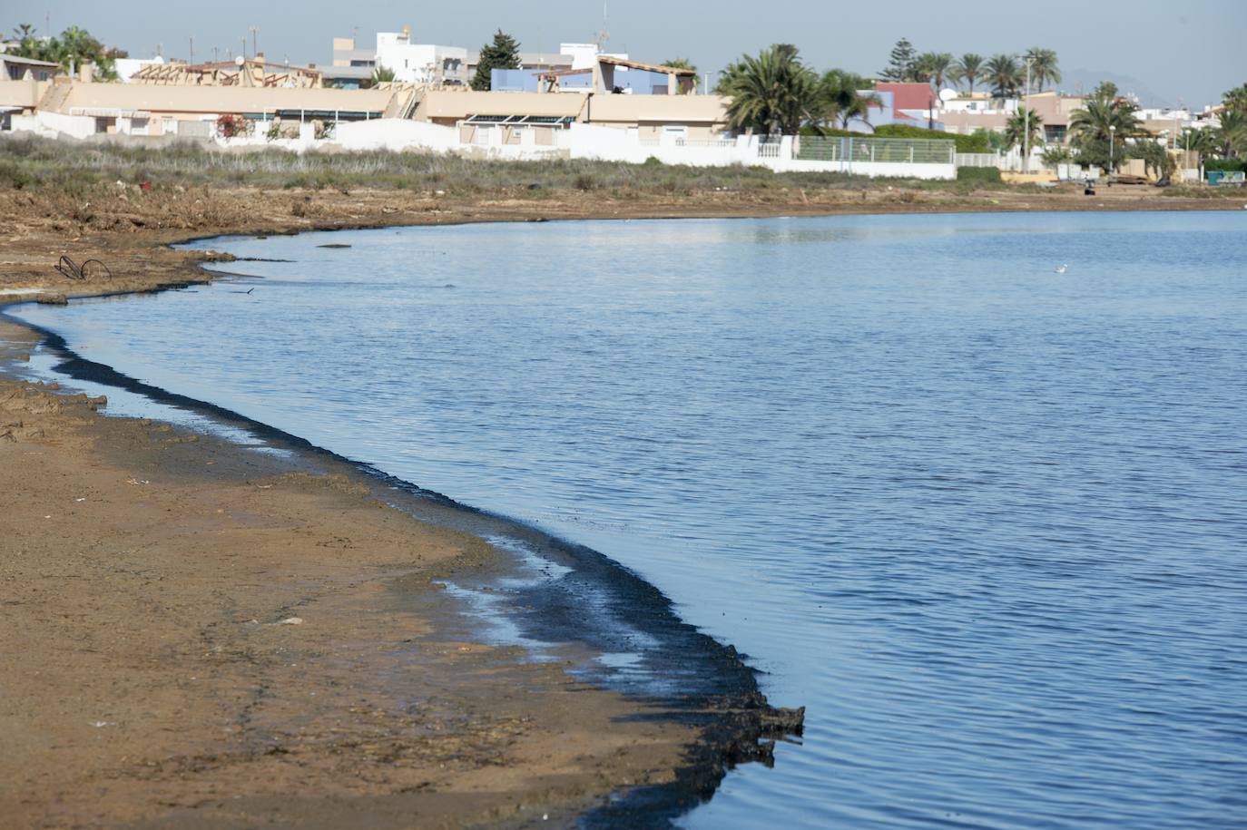 La arena se llena de aguas rojas, lixiviados ácidos con metales pesados que también han dejado un rastro de contaminación junto a Llano del Beal 
