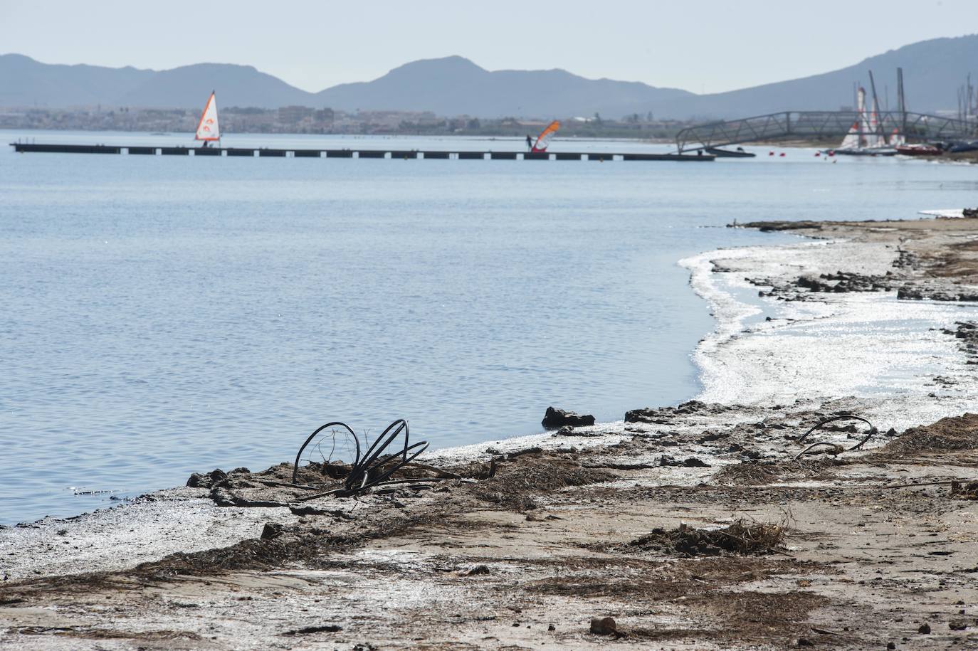 La arena se llena de aguas rojas, lixiviados ácidos con metales pesados que también han dejado un rastro de contaminación junto a Llano del Beal 
