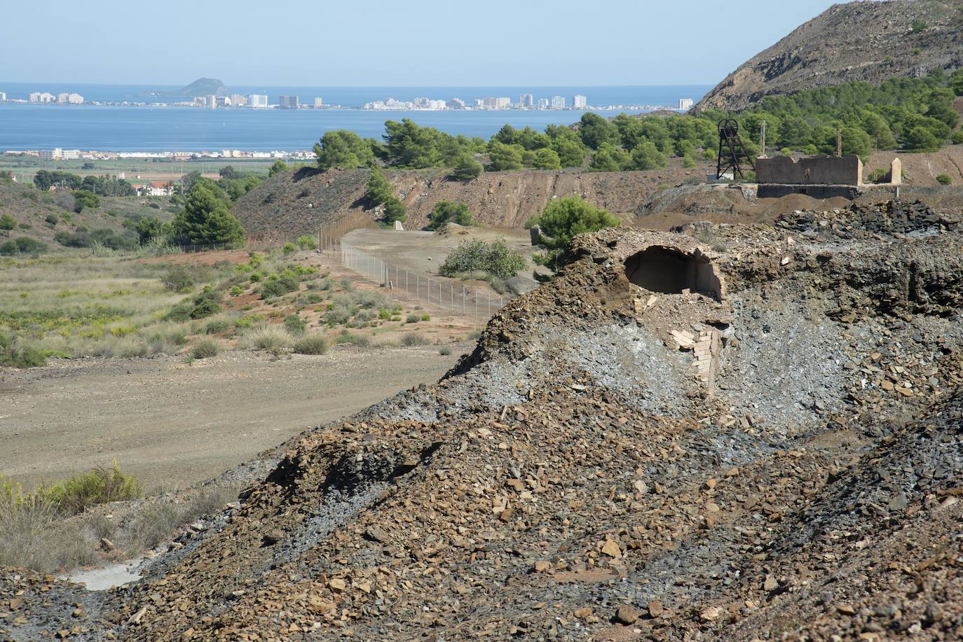La arena se llena de aguas rojas, lixiviados ácidos con metales pesados que también han dejado un rastro de contaminación junto a Llano del Beal 
