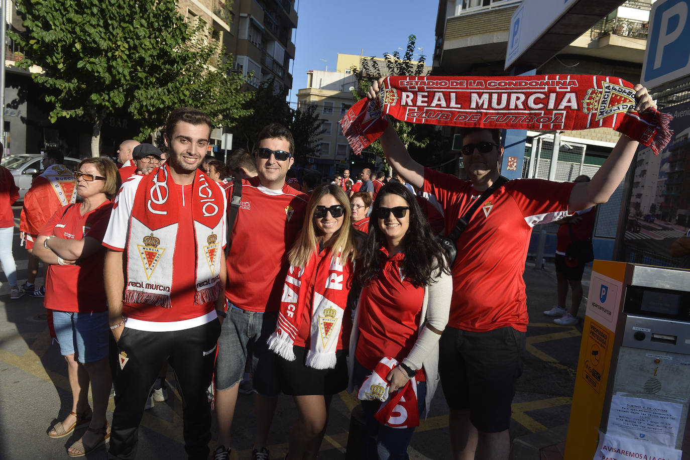 Un gran número de aficionados acudieron a La Condomina con antelación, especialmente murcianistas que recibieron a su equipo