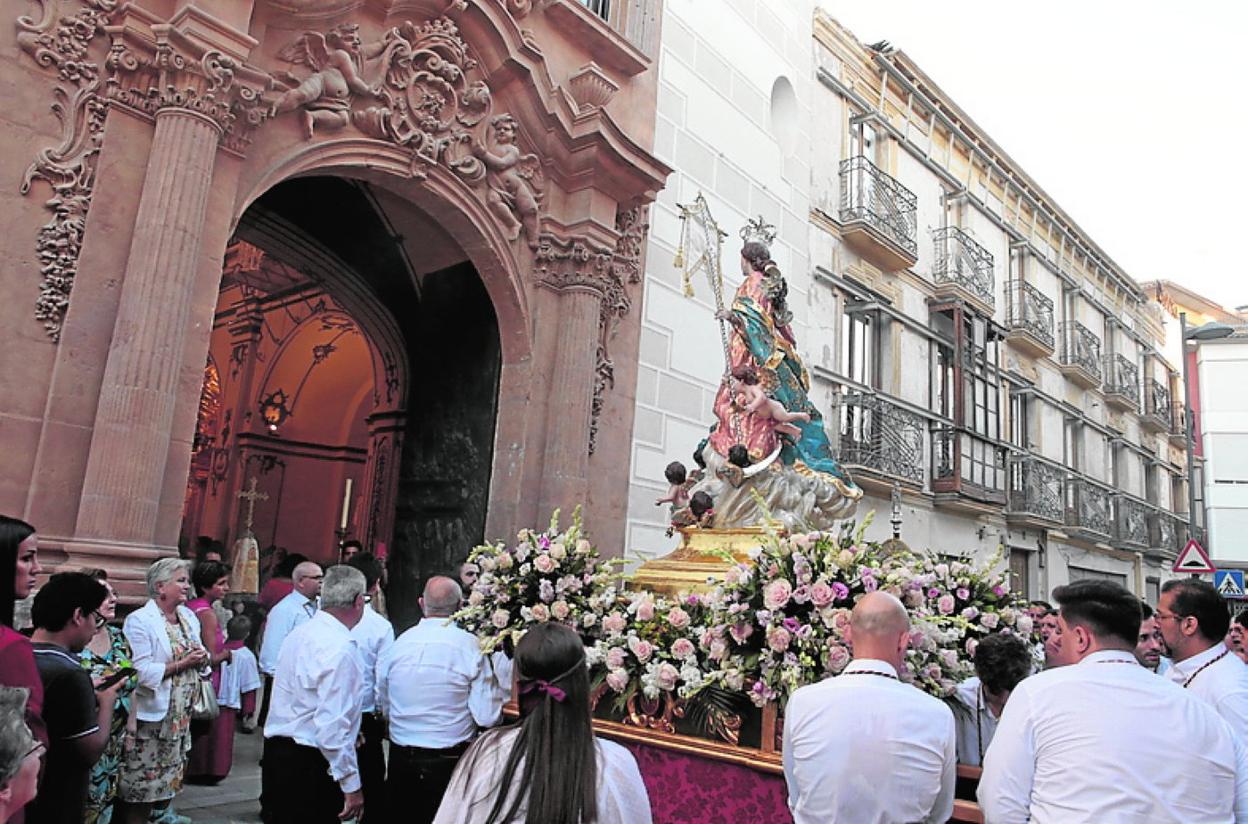 La Virgen de la Aurora, ayer, frente a la capilla del Rosario. 