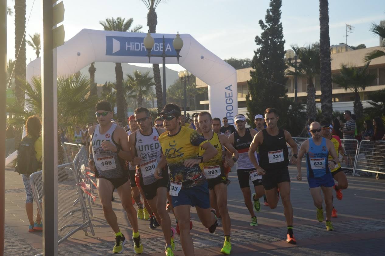 El atleta del Mandarache consigue el triunfo con un tiempo de 33:02 minutos en los 10 kilómetros, por los 38:16 para la corredora de la Juventud Atlética Elche