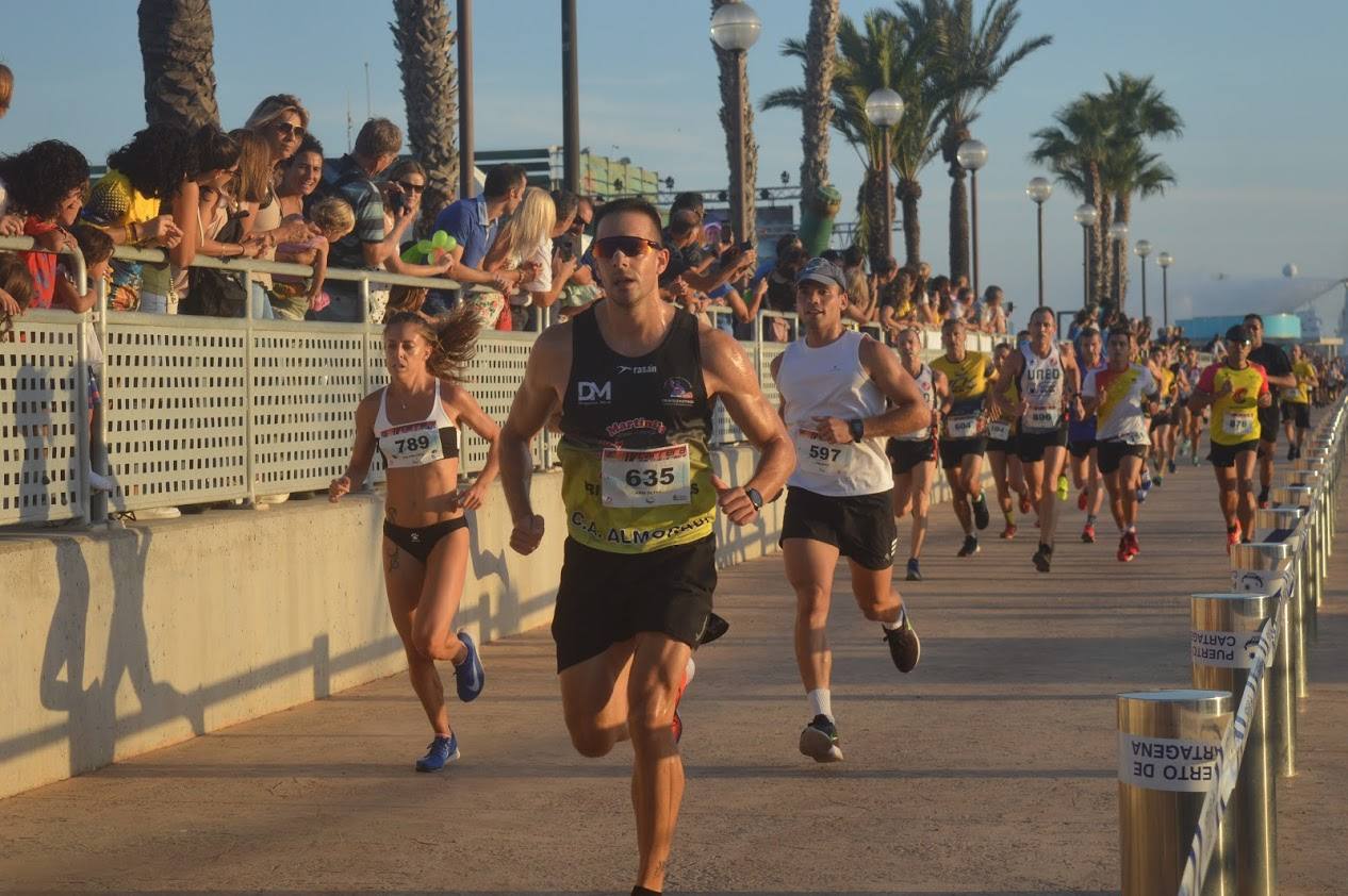 El atleta del Mandarache consigue el triunfo con un tiempo de 33:02 minutos en los 10 kilómetros, por los 38:16 para la corredora de la Juventud Atlética Elche