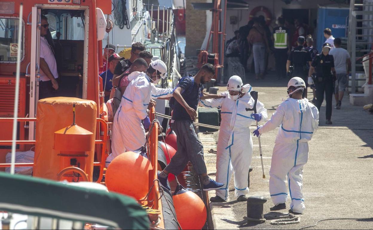 Llegada de inmigrantes al puerto de Cartagena.