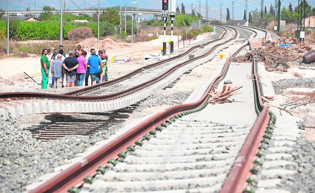 Estado en el que quedaron las vías del tren a su paso por la vereda de Tabala por los efectos de las lluvias. 