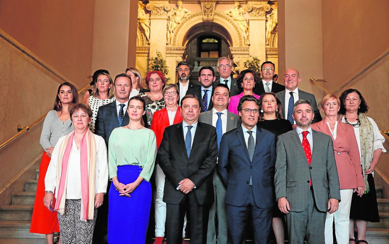 El ministro Luis Planas, con los consejeros autonómicos. Luengo, en el centro de la tercera fila. 