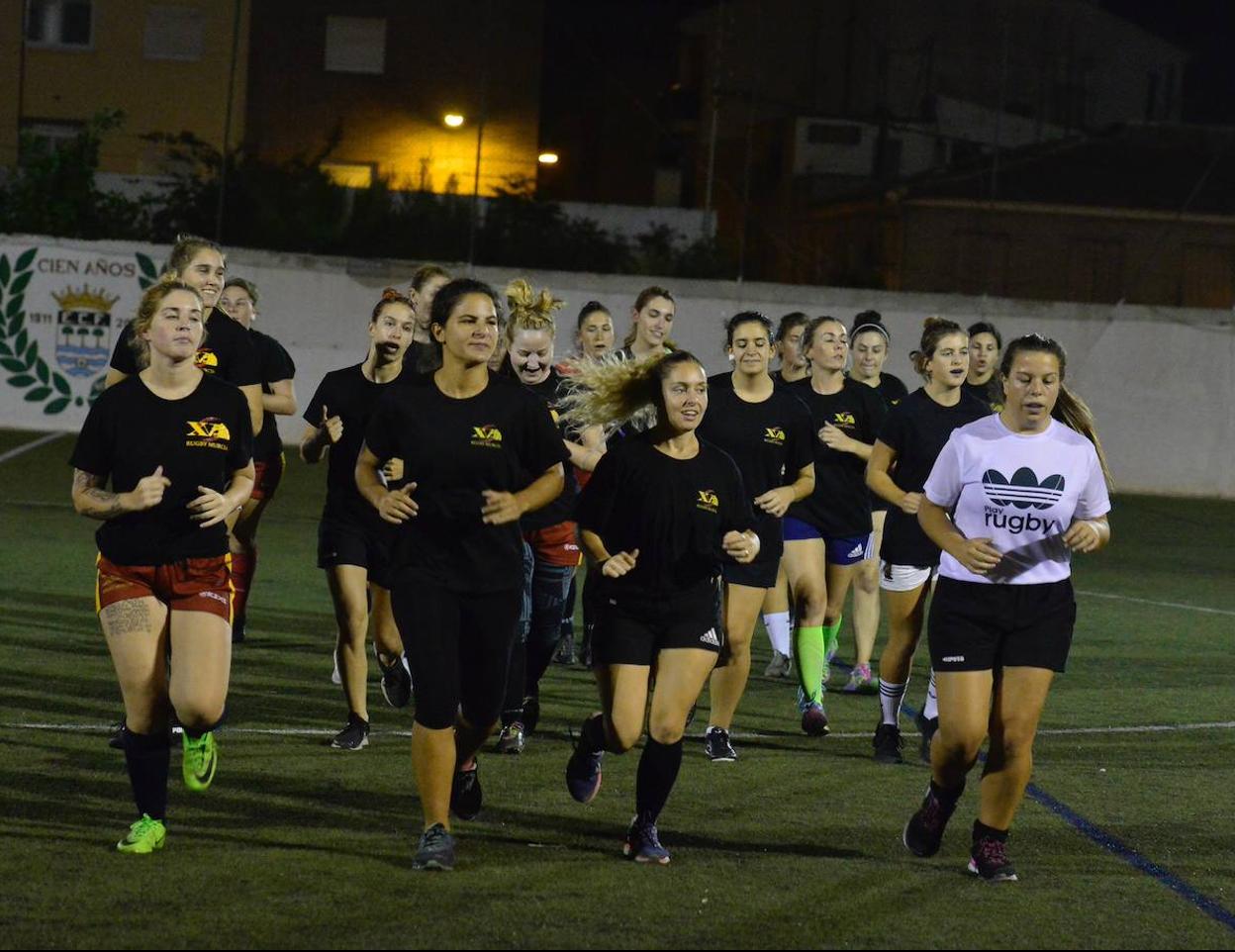 Las jugadoras del XV Murcia, ayer, en el campo de Espinardo. 
