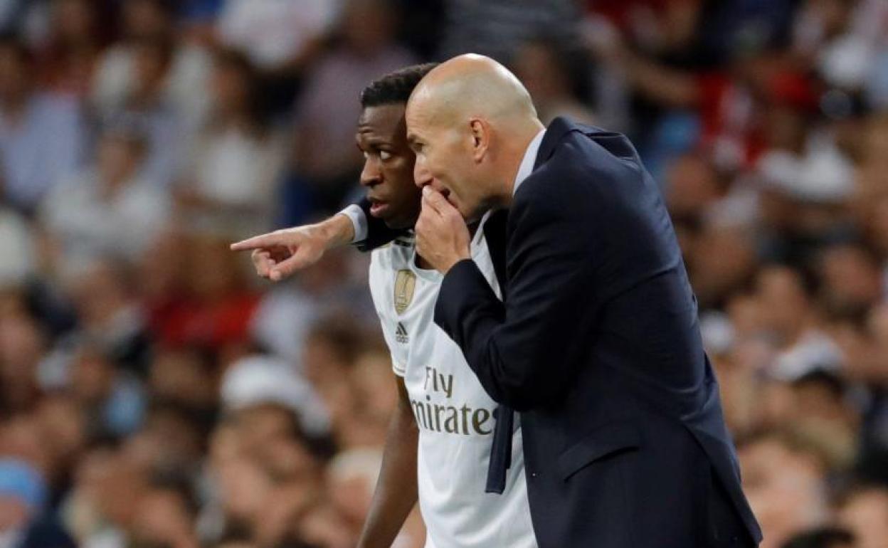 Zidane habla con Vinicius durante el partido contra el Brujas. 