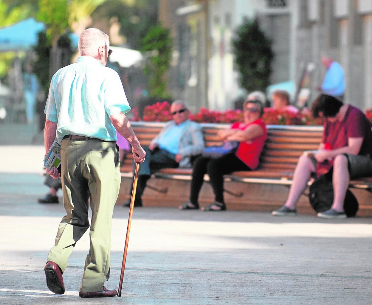 Un vecino en su paseo matinal por la plaza de Santo Domingo, ayer. 