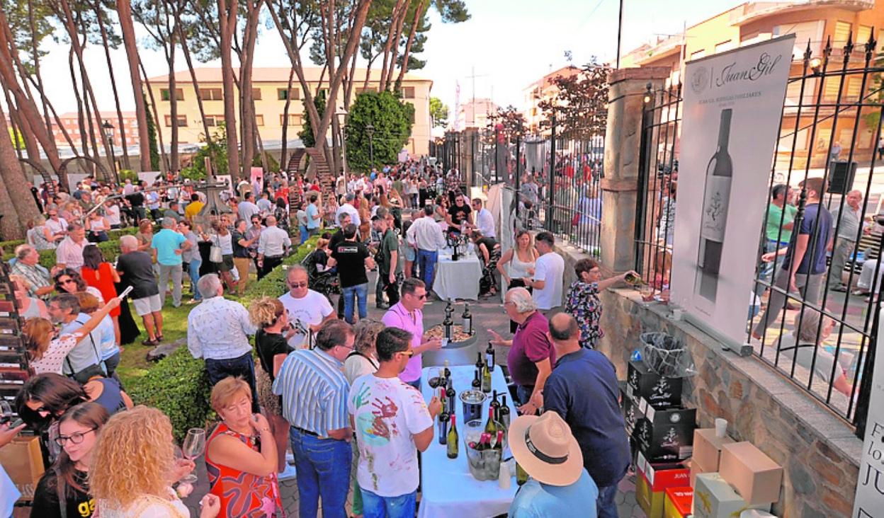 Cientos de participantes en los expositores instalados en Hellín. 