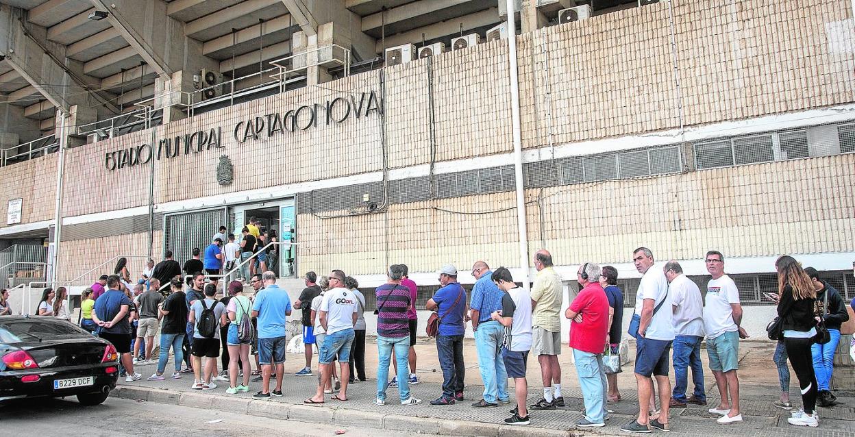 Cola de aficionados en la puerta del estadio Cartagonova, a primera de la mañana de ayer. 