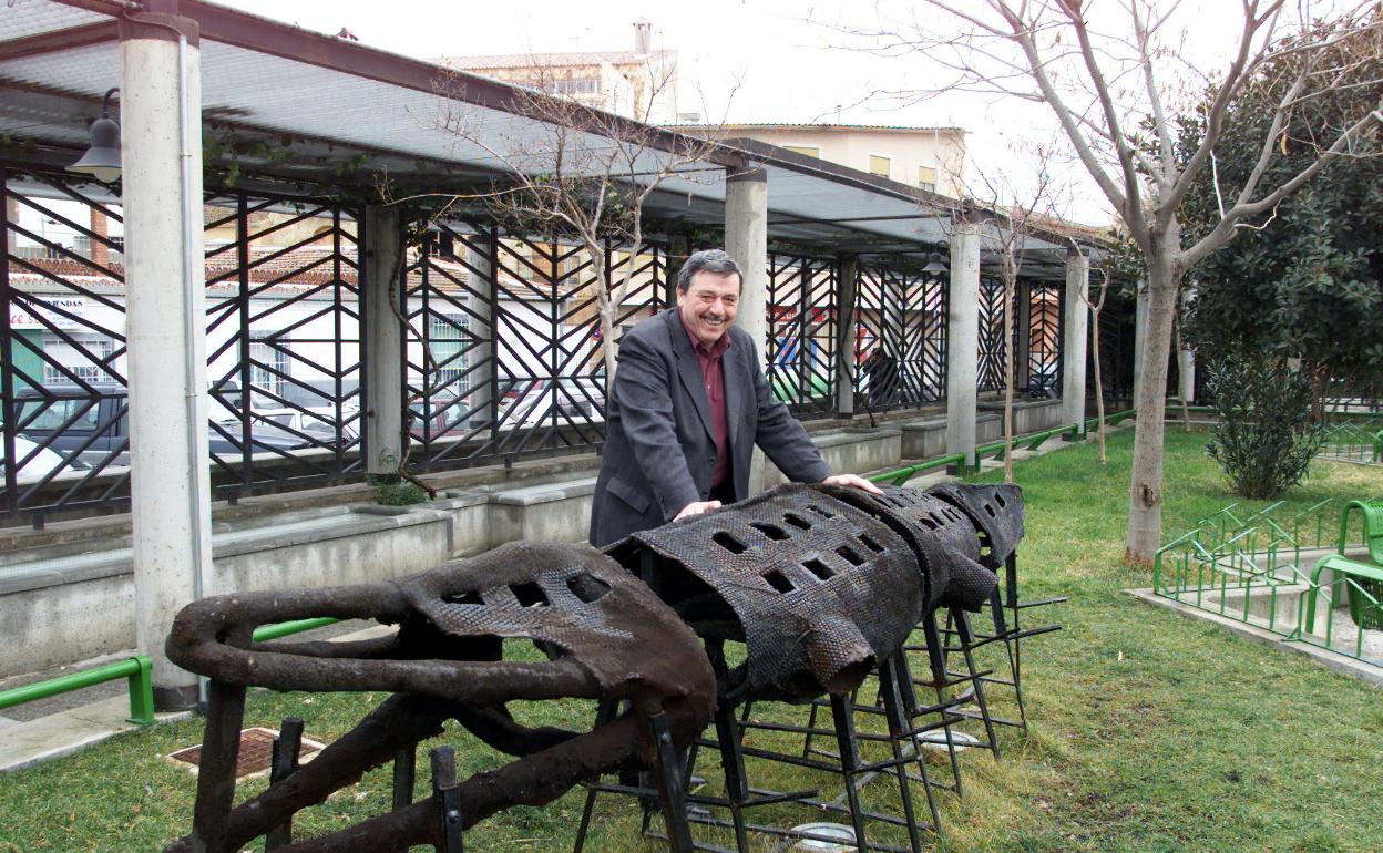Manuel Hurtado, en 2003, siendo alcalde de Ceutí, posando con una escultura que representa a un cocodrilo. 