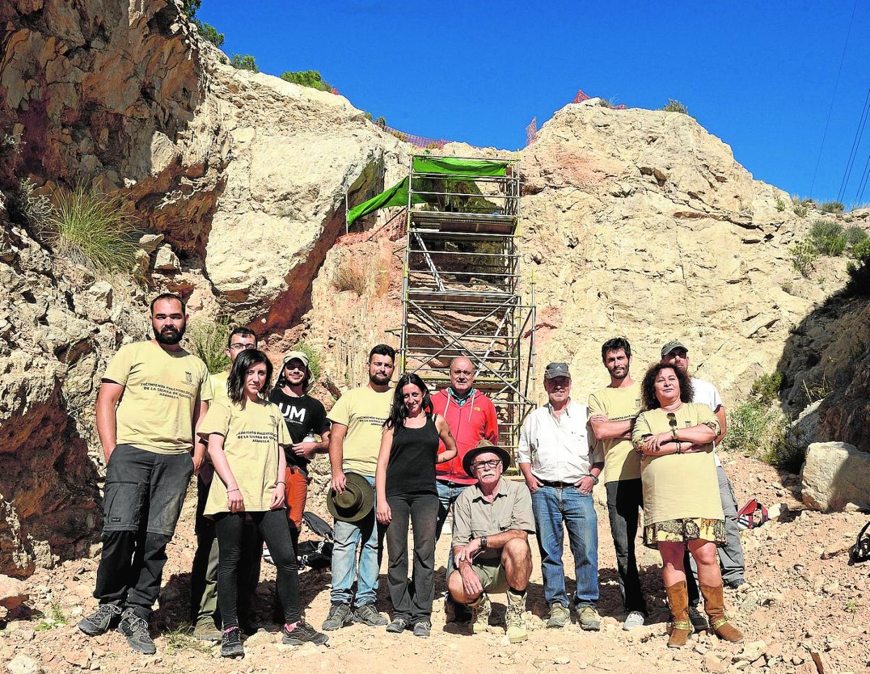 Eudald Carbonell, agachado, ayer en el yacimiento paleontológico de Quibas, con el equipo que participa en la campaña. 