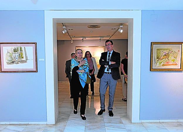 El alcalde, José Ballesta, e Isabel Verdejo -viuda de Gaya-, ayer, durante la inauguración. 
