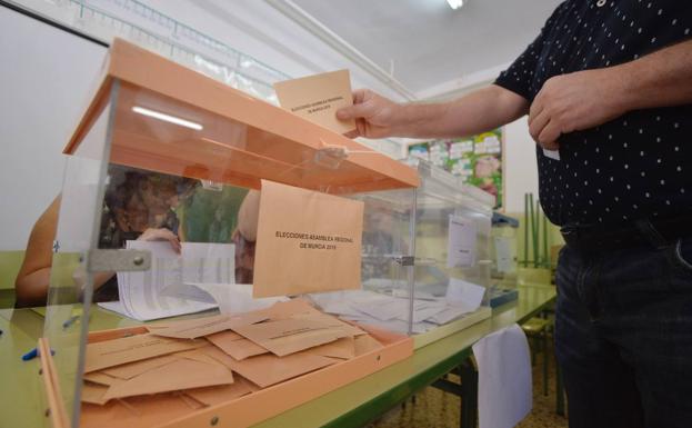 Votaciones durante las elecciones del 26-M.