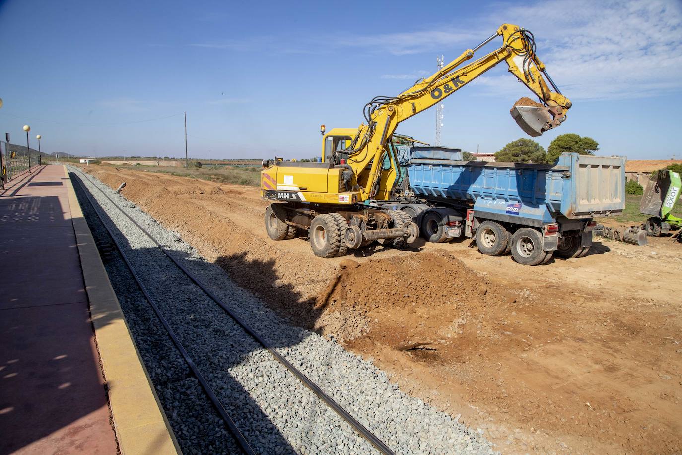 Adif repara los daños causados por la lluvia hace un mes en este trazado y entre Murcia y Cartagena, por donde tampoco circulan trenes