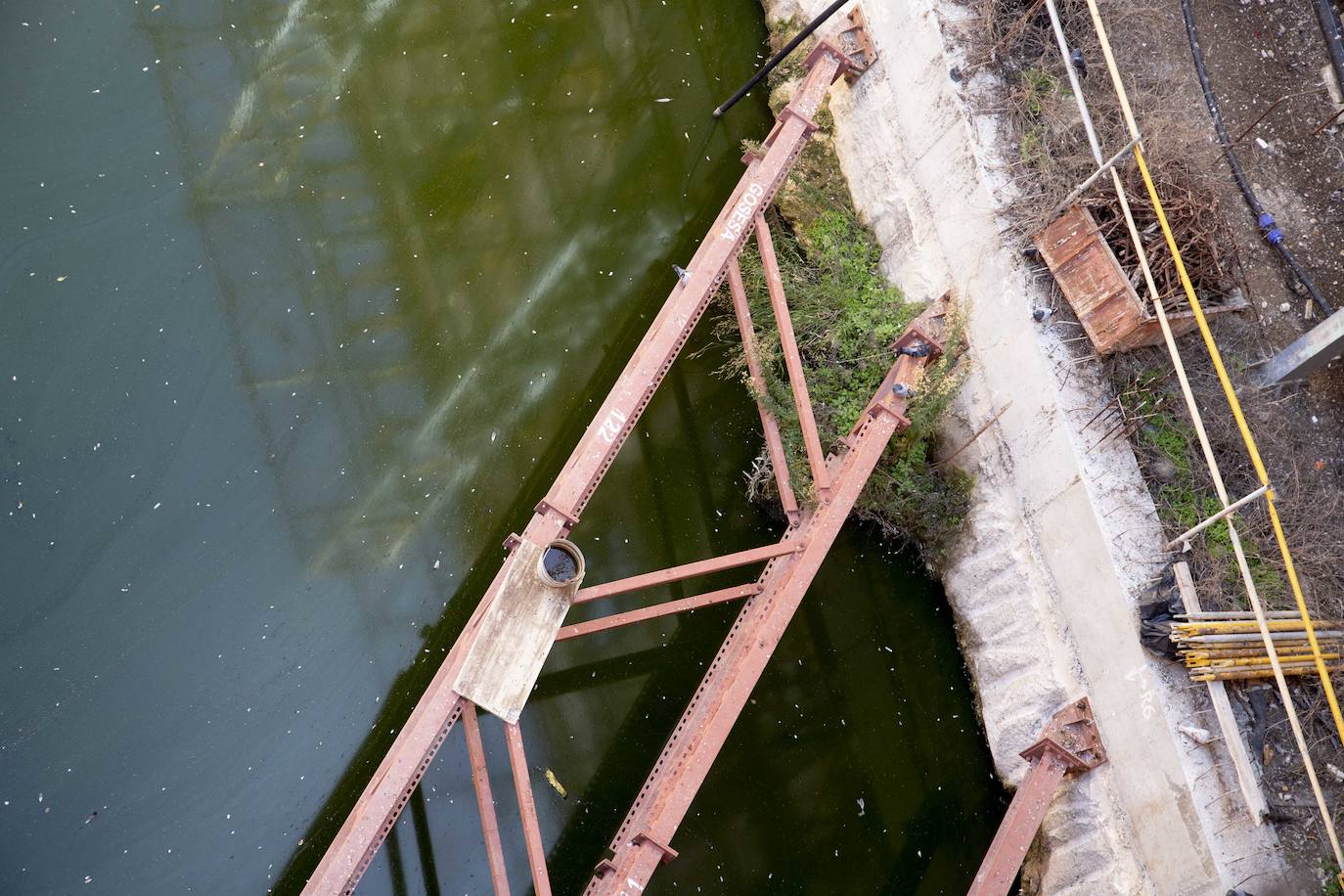 Los vecinos denuncian molestias por la acumulación de aguas en la Casa Llagostera, pendiente de reformar.