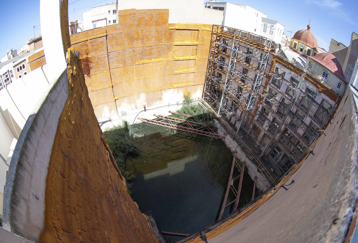 Los vecinos denuncian molestias por la acumulación de aguas en la Casa Llagostera, pendiente de reformar.