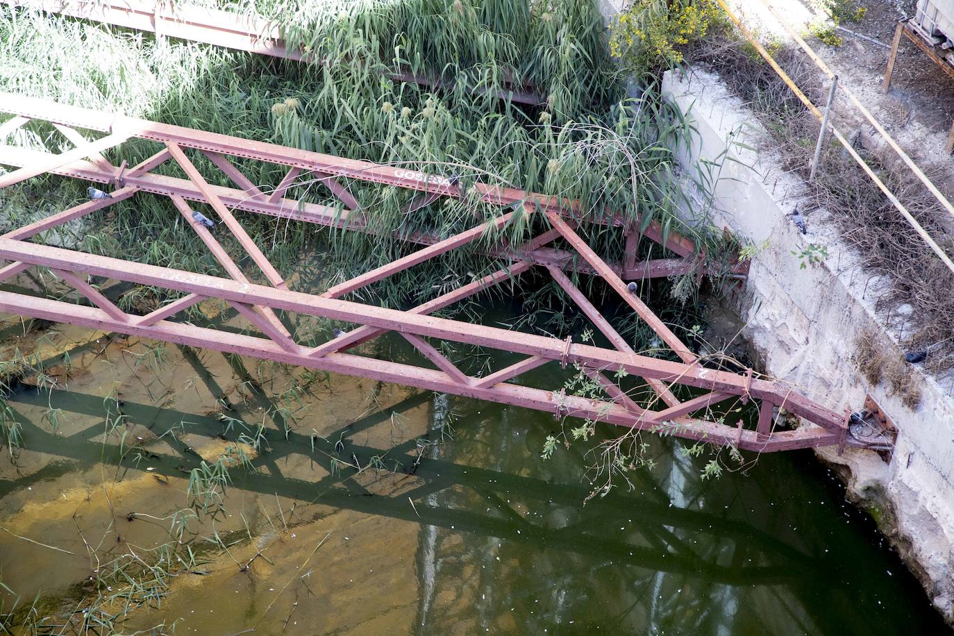 Los vecinos denuncian molestias por la acumulación de aguas en la Casa Llagostera, pendiente de reformar.