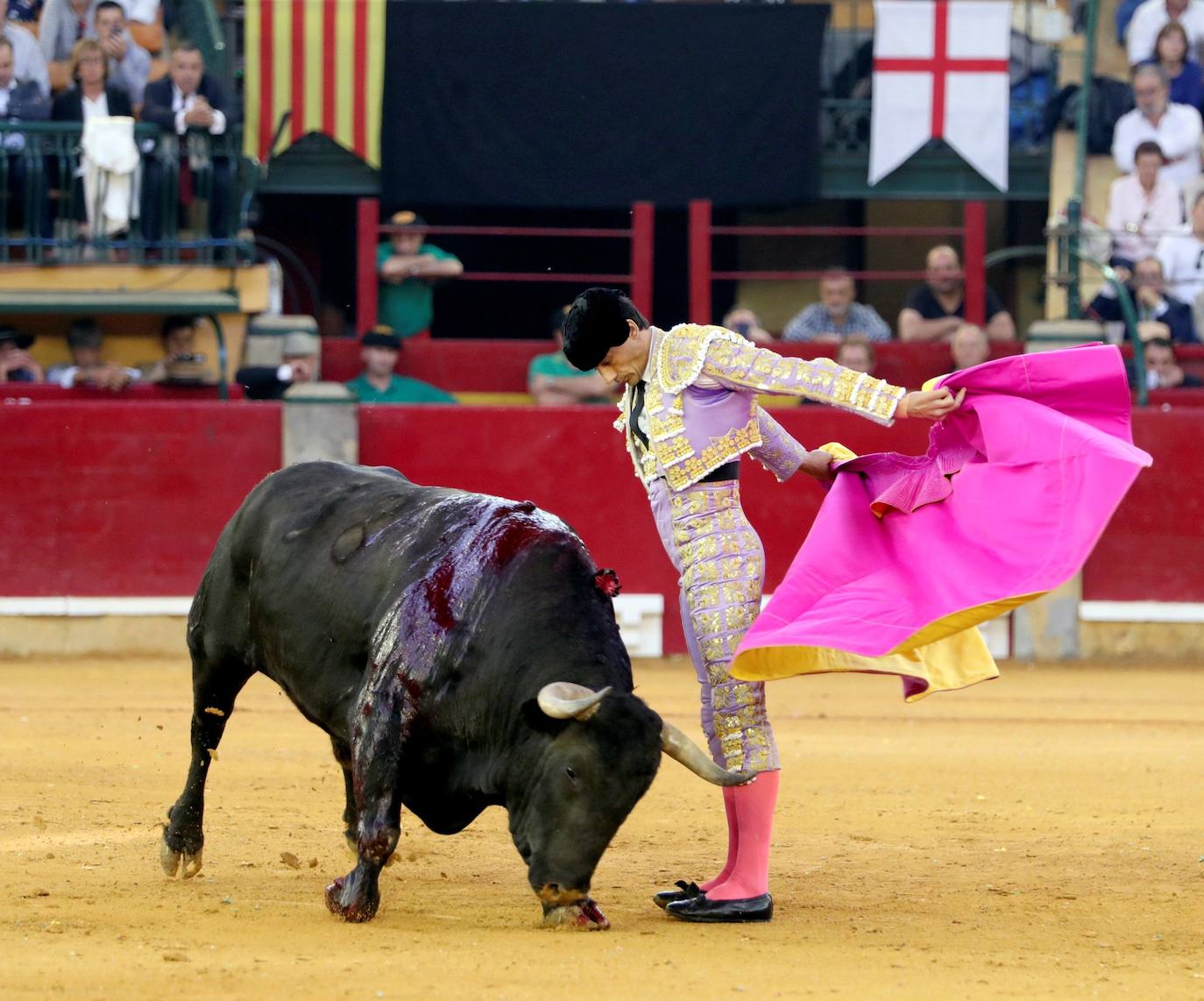 El torero lorquino perdió la puerta grande por el descabello en el séptimo festejo de la Feria del Pilar